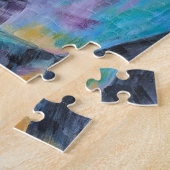 Impressionistische vrouw in de stoel die het schil legpuzzel (Zijkant)