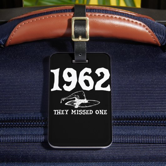 In 1962 misten ze Salem Witch Halloween Bagagelabel (Voorkant Insitu 2)