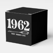 In 1962 misten ze Salem Witch Halloween Bedankdoosjes (Voorkant Zijde)