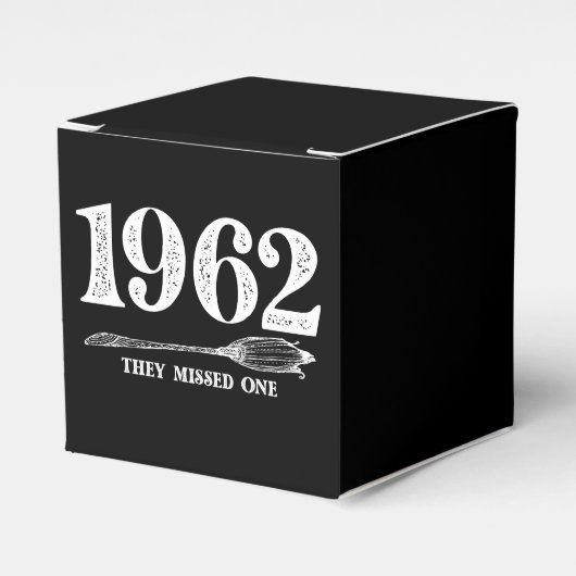 In 1962 misten ze Salem Witch Halloween Bedankdoosjes (Voorkant Zijde)