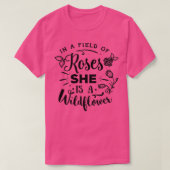 In A Field Of Roses She Is A Wildflower T-shirt (Design voorkant)