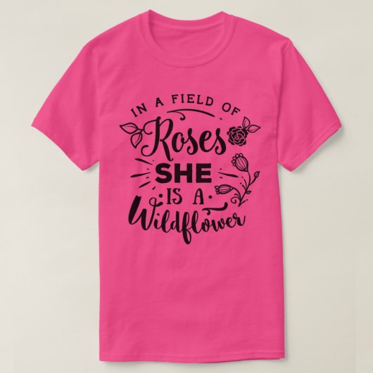 In A Field Of Roses She Is A Wildflower T-shirt (Design voorkant)
