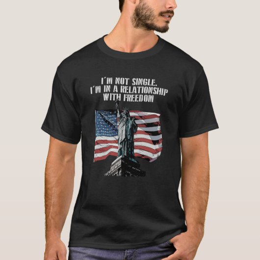 In a Relationship with Freedom American 4th of Jul T-shirt (Voorkant)