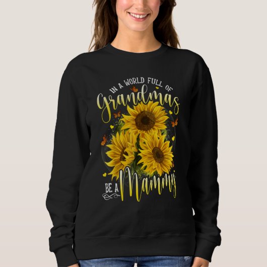 In A World Full Of Grandma Be A Mammy Sunflowers Trui (Voorkant)