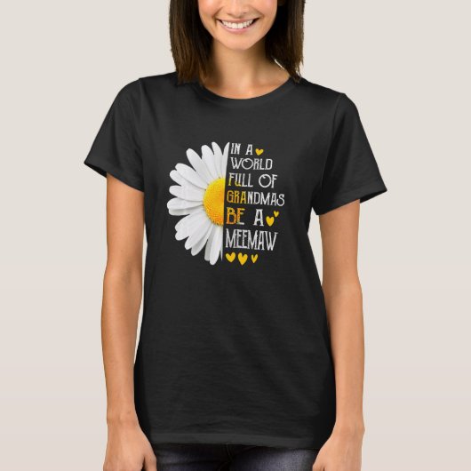 In A World Full Of Grandmas Be A Meemaw Daisy Moth T-shirt (Voorkant)