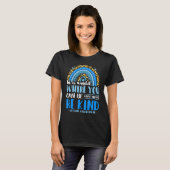 In A World Where You Can Be Anything Be Kind Inspi T-shirt (Voorkant volledig)