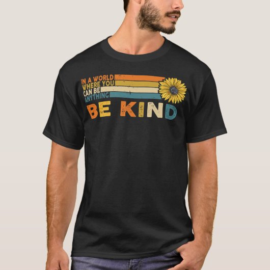 In A World Where You Can Be Anything Be Kind Sunfl T-shirt (Voorkant)