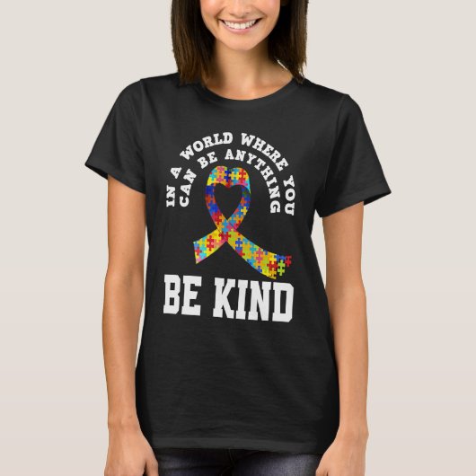 In A World You Can Be Anything Be Kind Autism Awar T-shirt (Voorkant)