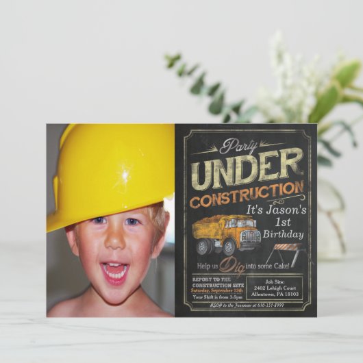 In aanbouw Dump Truck Verjaardag uitnodiging (Staand voorkant)