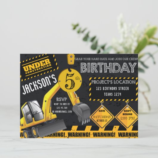 In aanbouw graafmachine zwart geel verjaardag kaart (Staand voorkant)