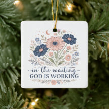 In afwachting werkt God Ornament