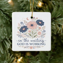 In afwachting werkt God Ornament