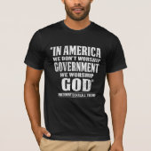 in Amerika aanbidden we geen regering ,Pro trump T-shirt (Voorkant)