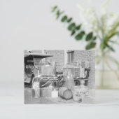 In beslag genomen moonshine stilstaand, 1922 briefkaart (Staand voorkant)