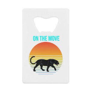 In beweging - Panther die onder een Retro Zonneset Creditkaart Flessenopener