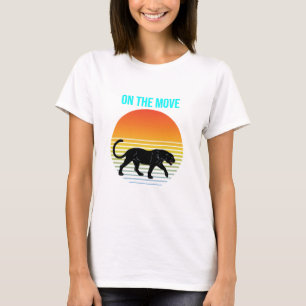 In beweging - Panther die onder een Retro Zonneset T-shirt