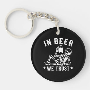 In bier vertrouwen we chillende skelet Beer Pong Sleutelhanger