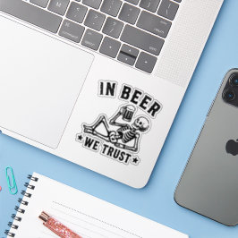 In bier vertrouwen we chillende skelet Beer Pong Sticker