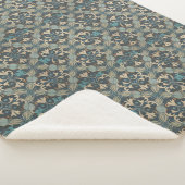 in blue sherpa deken (3/4)