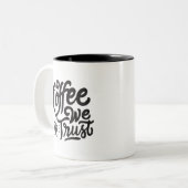 In Coffee We Trust, Tweekleurige koffiemok (Voorkant links)