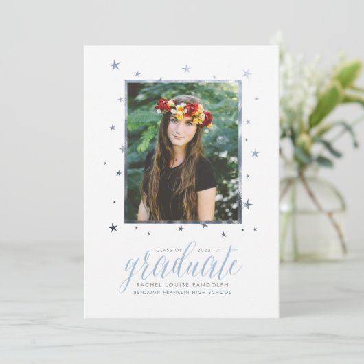 In de aankondiging van het Afstuderen van de Foto (Staand voorkant)