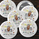 In de buurt van Loving Memory Funeral Memorial Wil Ronde Button 5,7 Cm<br><div class="desc">Een knop bevat de foto,  naam,  geboorte- en sterfdatum van je geliefde en "In Loving Memory" over sierlijke wilde bloemen op een witte achtergrond. Overeenkomende items in ons collectie.</div>