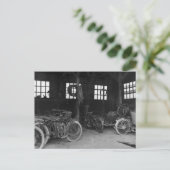 In de Garage-Vintage WWII Briefkaart (Staand voorkant)