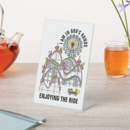 IN DE HANDEN VAN GOD RECLAMEBORD MET VOETSTUK