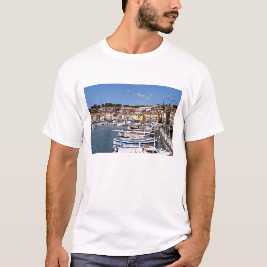 In de haven in het dorp Cassis. Vissen en T-shirt (Voorkant)