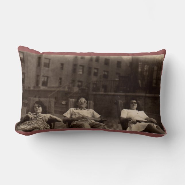 In de jaren veertig ontspannen drie mensen op het  kussen (Voorkant)