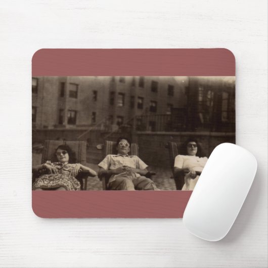 In de jaren veertig ontspannen drie mensen op het  muismat (Met muis)