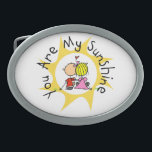 In de liefde ben je mijn zonneschijn gesp<br><div class="desc">Een stel in liefde en een gele zon met tekst die je voorstelt...  ben mijn zonneschijn in de liefde.. Je bent mijn Sunshine T-shirts,  mijn soennitische T-shirts,  mokken,  tassen,  tassen,  kaarten,  stickers,  magneten,  keepenkoeken,  sleutelketens en nog veel meer.</div>