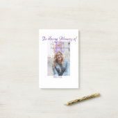 In de liefdevolle herinnering van herinnering houd post-it® notes (Op bureau)