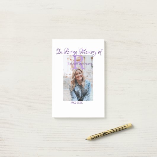 In de liefdevolle herinnering van herinnering houd post-it® notes (Op bureau)