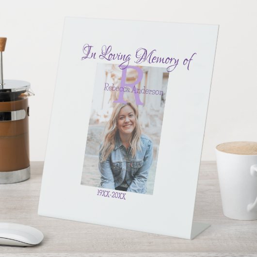 In de liefdevolle herinnering van herinnering houd reclamebord met voetstuk (Insitu)