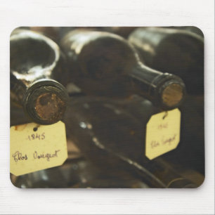 In de ondergrondse wijnkelder: flessen in muismat