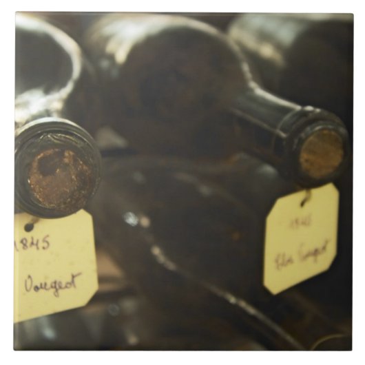 In de ondergrondse wijnkelder: flessen in tegeltje (Voorkant)