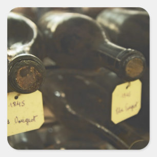 In de ondergrondse wijnkelder: flessen in vierkante sticker