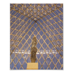 In de piramide bij het Louvre in Parijs, Frankrijk Foto Afdruk