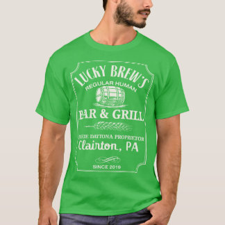 In de schaduwen Lucky Brews Bar en Grill T-shirt