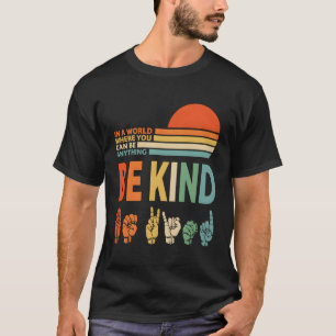 In de wereld waar je alles kunt zijn om te zingen t-shirt