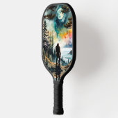 In de Wild-Sasquatch staande op Ridge Pickleball Paddle (Links)