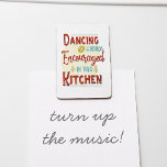 In deze keuken wordt het dansen sterk aangemoedigd magneet<br><div class="desc">Dansend is erg bemoedigend in deze keukenmager: maak van je keuken een dansvloer terwijl je je kant op de kamer beweegt om te koken, te vermaken of je haar na een harde dag neer te laten. Deze funky typografische magneet is speciaal gemaakt voor je keuken. Met een retro stijl met...</div>