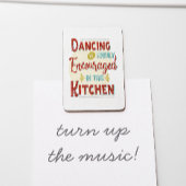 In deze keuken wordt het dansen sterk aangemoedigd magneet