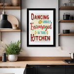In deze keuken wordt het dansen sterk aangemoedigd poster<br><div class="desc">Dansend is zeer bemoedigend in dit keukenPoster - Verander je keuken in een dansvloer terwijl je door de kamer heen loopt om te koken, te vermaken of je haar na een grote dag te laten vallen. Dit smaakvolle typografische poster is speciaal gemaakt voor je keukenmuren. Het bevat ook een retro...</div>