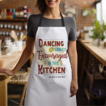 In deze keuken wordt het dansen sterk aangemoedigd schort<br><div class="desc">Dansend is zeer bemoedigend in dit keukenplatform - Verander je keuken in een dansvloer terwijl je door de kamer heen loopt om te koken, te vermaken of je haar na een grote dag te laten liggen. Dit ultraheuppron is speciaal gemaakt voor je keukendecor. Het kenmerkt retro stijlkunstwerk met het bericht:...</div>