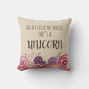 In een gebied van paarden is ze een Unicorn Pillow Kussen