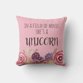 In een gebied van paarden is ze een Unicorn Pillow Kussen