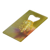 In een gele Hawaiian Hibiscus Creditkaart Flessenopener (Achterkant Gekanteld)