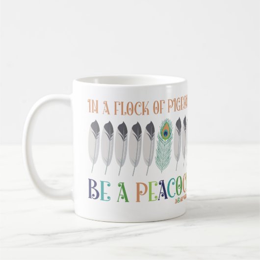 In een kudde duiven is een pacock koffiemok (Links)